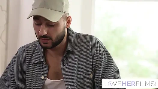 Büyüleyici bebek Payton Preslee'ye tapıyor ve sert sikiliyor