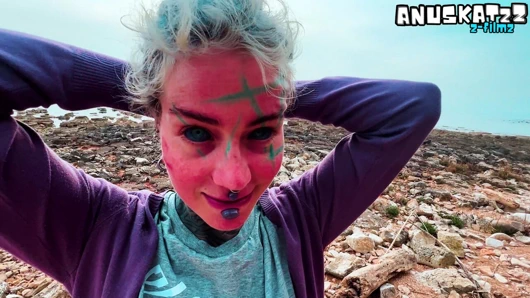 Açık havada sakso ve yüze boşalma sürtük herkesin içinde döl alıyor