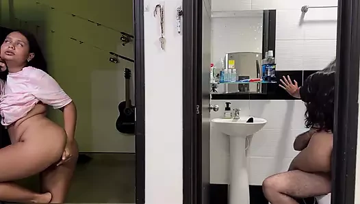 EVLI KADıN MASTYURBA ARKADAŞıNıN PARTNERINI SIKIŞINI IZLIYOR