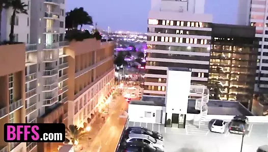 Bffs - seksi neon bikinili busty kız arkadaşlar festivalden sonra seks oyuncakları ve şanslı damızlık ile vahşileşiyor