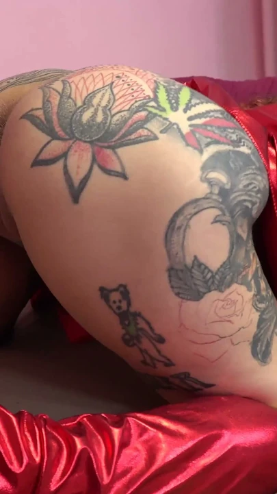 Profesör inek süper kahraman Gia Lovely'ye yumruk atıyor