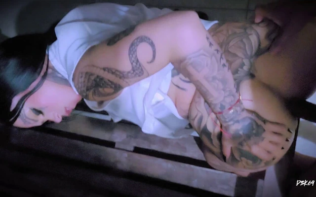 Balkonda Riskli Seks Beyaz Giymiş Gotik Kız Yakındaki İnsanlarla Sert Bir Cinsel Kız