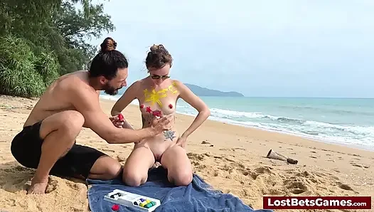 Azgın bir çift plajda striptiz tic tac toe oynuyor