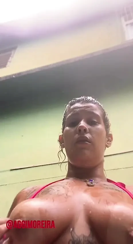 Komşu arka bahçede banyo yapıyor