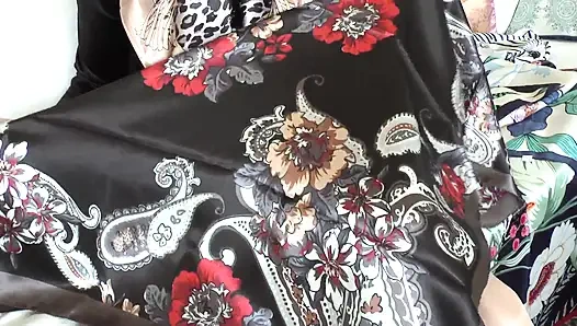 Saten Eşarp Günü! Saten atkımın her yerine boşal, Bayan Victoria Valente