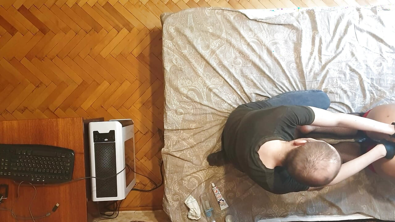 Siyah eldivenli adam parmaklarını ve eliyle anal köle kız