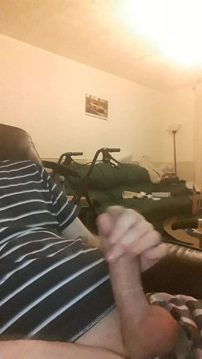 Пытаюсь надеть презерватив на мой член