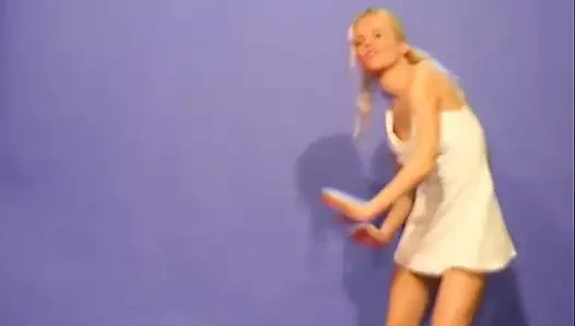 Bir seks oyuncağıyla sarışın amını mastürbasyon yapan teşhirci bir sokak fahişesi olarak Monika'nın ilk pornosu