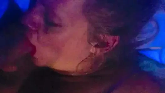 İri güzel kadın sakso çekerken dildoya biniyor