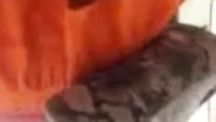 debaixo da sainha laranja da loirinha