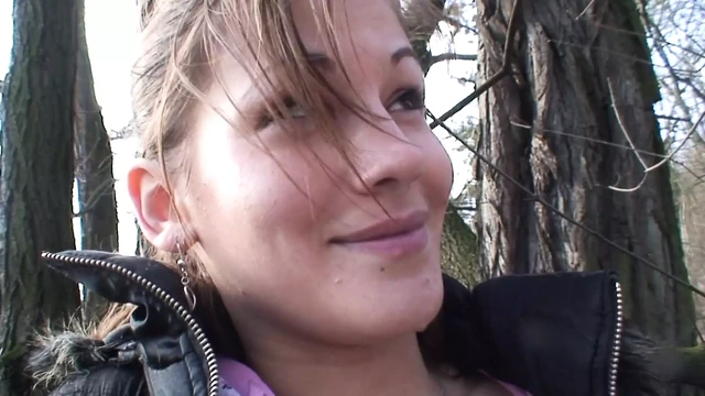 Сладкая немецкая тинка ублажает старый член в лесу