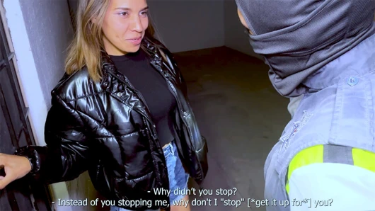 Policia Meksikalı orta yaşlı seksi amatör kadını kenara çekiyor ve onu davet etti