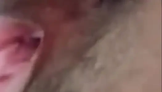 Asyalı Kız Vajinasını Ve Büyük Göğüslerini Gösteriyor