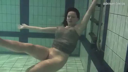 Katya okuneva bir elbise göğüsleri zıplayan