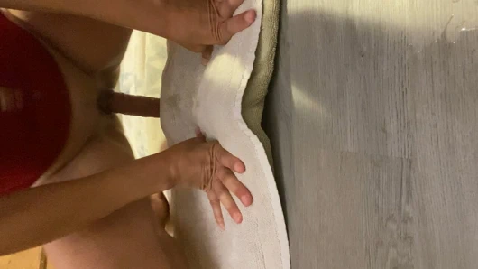 Seksi orta yaşlı seksi kadın dildoya biniyor ve fışkırtıyor