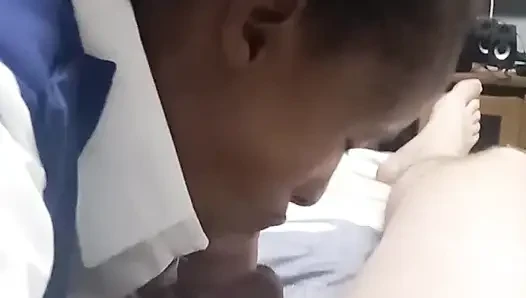 Zenci kız beyaz yarağı emiyor ve mastürbasyon yapıyor ve lezzetli götüne boşalma