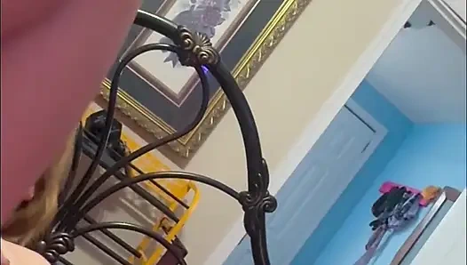 Üvey babaya sakso çekiyor ve yumruklanıyor