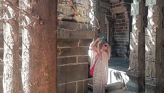 Olgun sarışın evli kadın ayakları poz ve ibadet ediyor