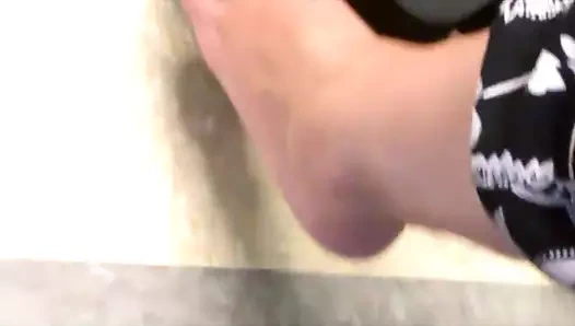 Gina seksi ayaklarıyla alay ediyor.