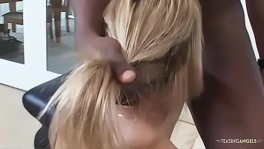 Hiçbir şey büyük memeli sarışın Trina Michaels'ı büyük zenci almaktan daha mutlu edemez.