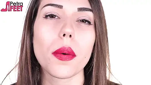 Harika genç kızla sigara içme ve yüz fetişi