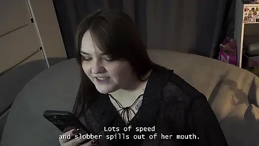 Porno hikayesi - Stella erkek arkadaşını takma yarakla sikerken yaramazlık ile sırıtıyor