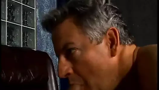 yaşlı adam ve piliç ile strapon dövmeli iri parça ile üçlü var