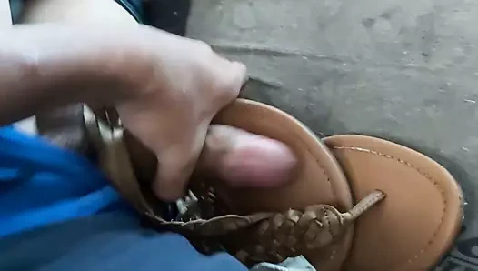 Cum tekrar onu sandalet