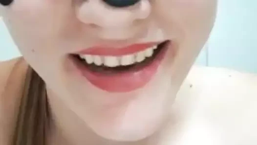 Oral seks yapay penis itibaren bir sevimli sarışın