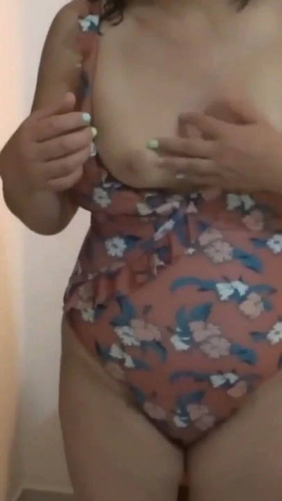 58 yaşındaki latin milf plajda bikinili şov yaptı | Klip 1