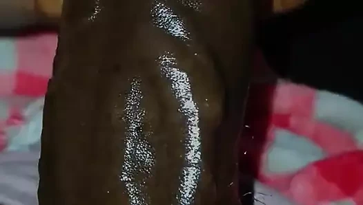 Yağlı sünnetsiz büyük zenci yarağı kanepede yarak halkasıyla mastürbasyon yapıyor