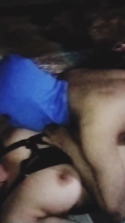 Знаковый момент из "Возбужденная сексуальная горячая бхабхи пришла Утолить жажду ее мокрой киски"