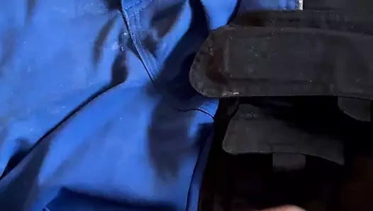 İş kıyafetiyle mastürbasyon yapıyor