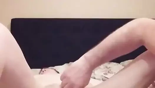 Kız arkadaşımın amına dildoyla yalanlar ve kemanlar atıyor, bunun çok iyi olduğunu düşünüyor