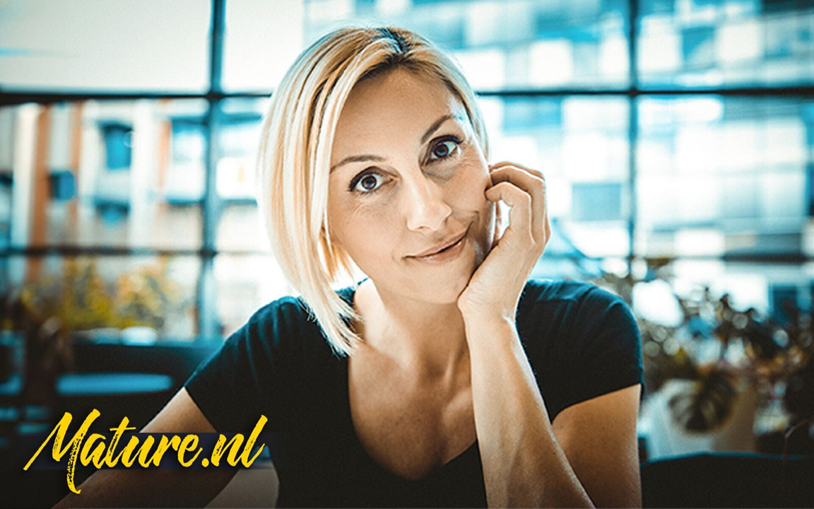 Sarışın orta yaşlı seksi kadın Eva Black büyük yaraklı gizli sevgilisini dölleme için çağırıyor