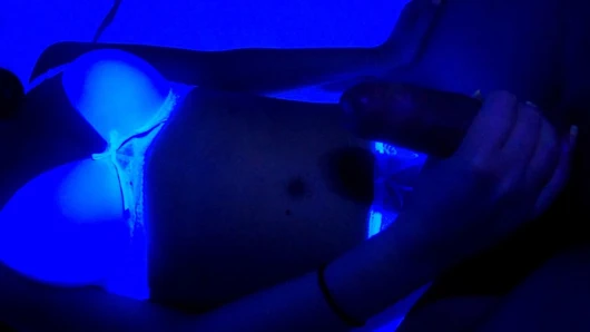 Aldatan kız arkadaşı erkek arkadaşına hızlı bir şekilde handjob verir!