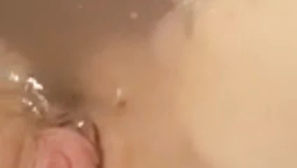 Alman kadın banyo yaparken kedi ile oynuyor