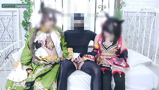 Cosplay yetişkin kadın iki partnerle üçlü seks grup sahnesi