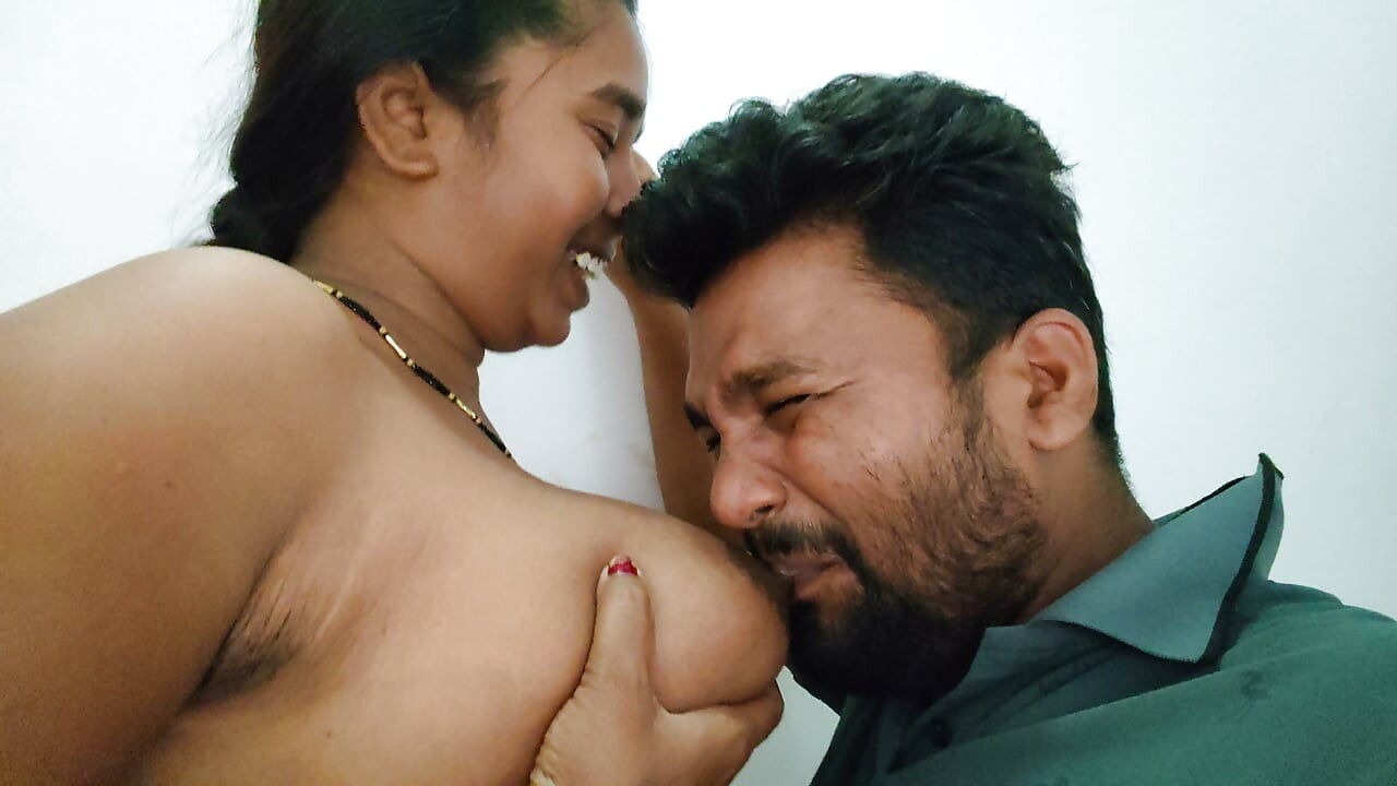 Hamile desi bhabhi'nin büyük göğüslerini devarı emiyor - romantik desi ateşli videolar.