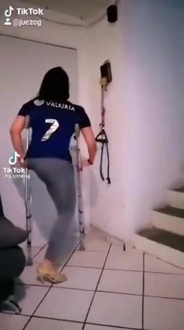 Güzel tek bacaklı kadın