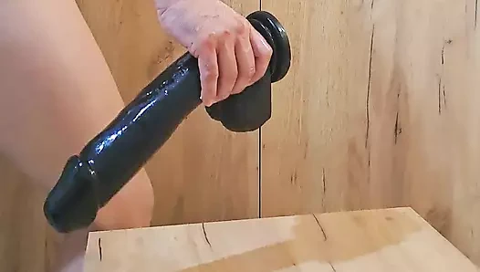 Doyumsuz fahişe her zaman yarağa oturmak ve onu mümkün olduğunca derine sokmak istiyor!