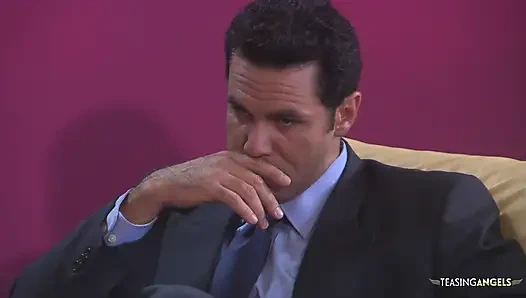 Şanslı olgun adam sikine güzel bir kızıl saçlı alıyor