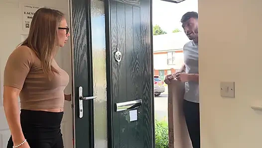 Kurye ev hanımının yüzüne boşaltıyor