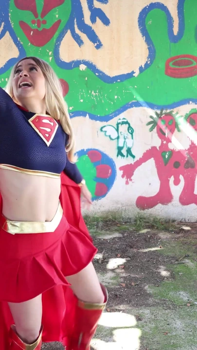 Süper kız kötü adamın inine kandırılıyor, şimdi kaçmalı | Klip 1