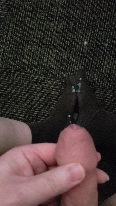 Съемка быстрой необрезанной порции спермы на работе.