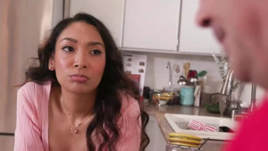 Üvey baba üvey kızının onu büyülemesi için büyülü bir göt tıkacı kullandığını fark ediyor - familystrokes