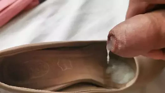 Cum çok kokulu eş ayakkabı.