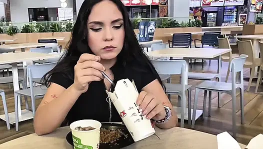 BÜYÜK BIR LATIN MILF ONU KEŞFETTIKTEN SONRA BENI DAIRESINE GÖTÜRÜYOR! - İspanyolca Porno