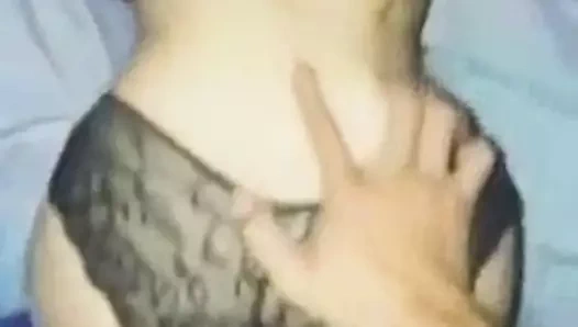 Güzel kız yatakta sevgilisi tarafından becerdin