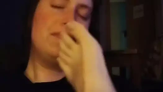 Domuzcuk babasının parmaklarını emiyor